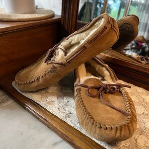 UGG Australia Sherpa Lined Classic Suede Dakota Slippers‎ in Tan Women's Size 7